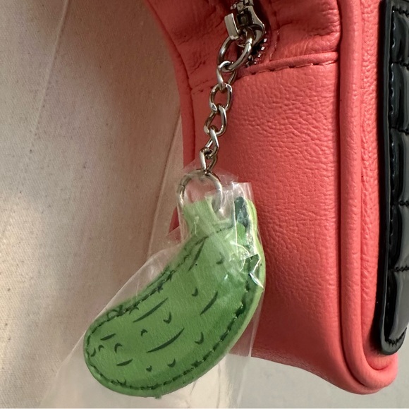 NEW BETSEY JOHNSON PICKLEBALL CHAMPIONSHIP CROSSBODY PADDLE BAG PICKLE ZIP PULL - Picture 8 of 13